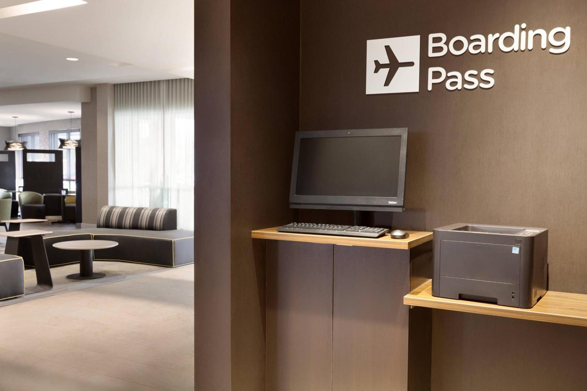 Courtyard By Marriott Boston Dedham/Westwood Hotel Buitenkant foto