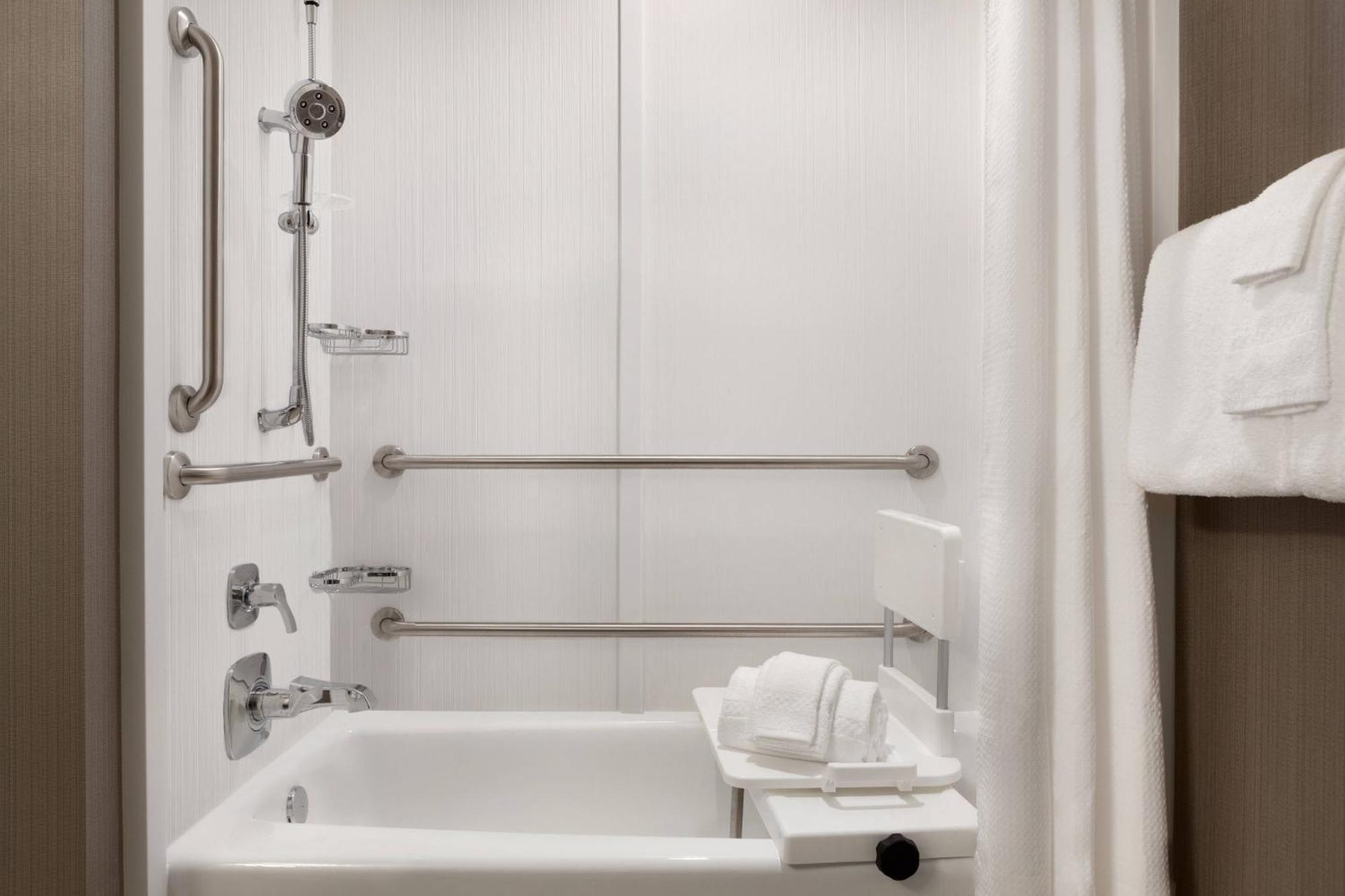 Courtyard By Marriott Boston Dedham/Westwood Hotel Buitenkant foto