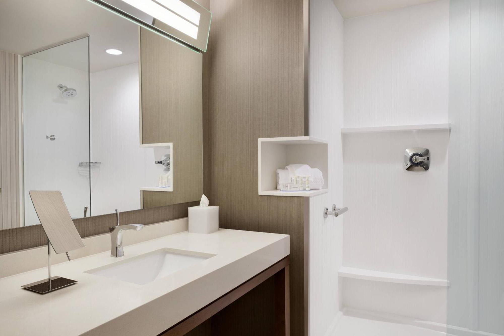 Courtyard By Marriott Boston Dedham/Westwood Hotel Buitenkant foto