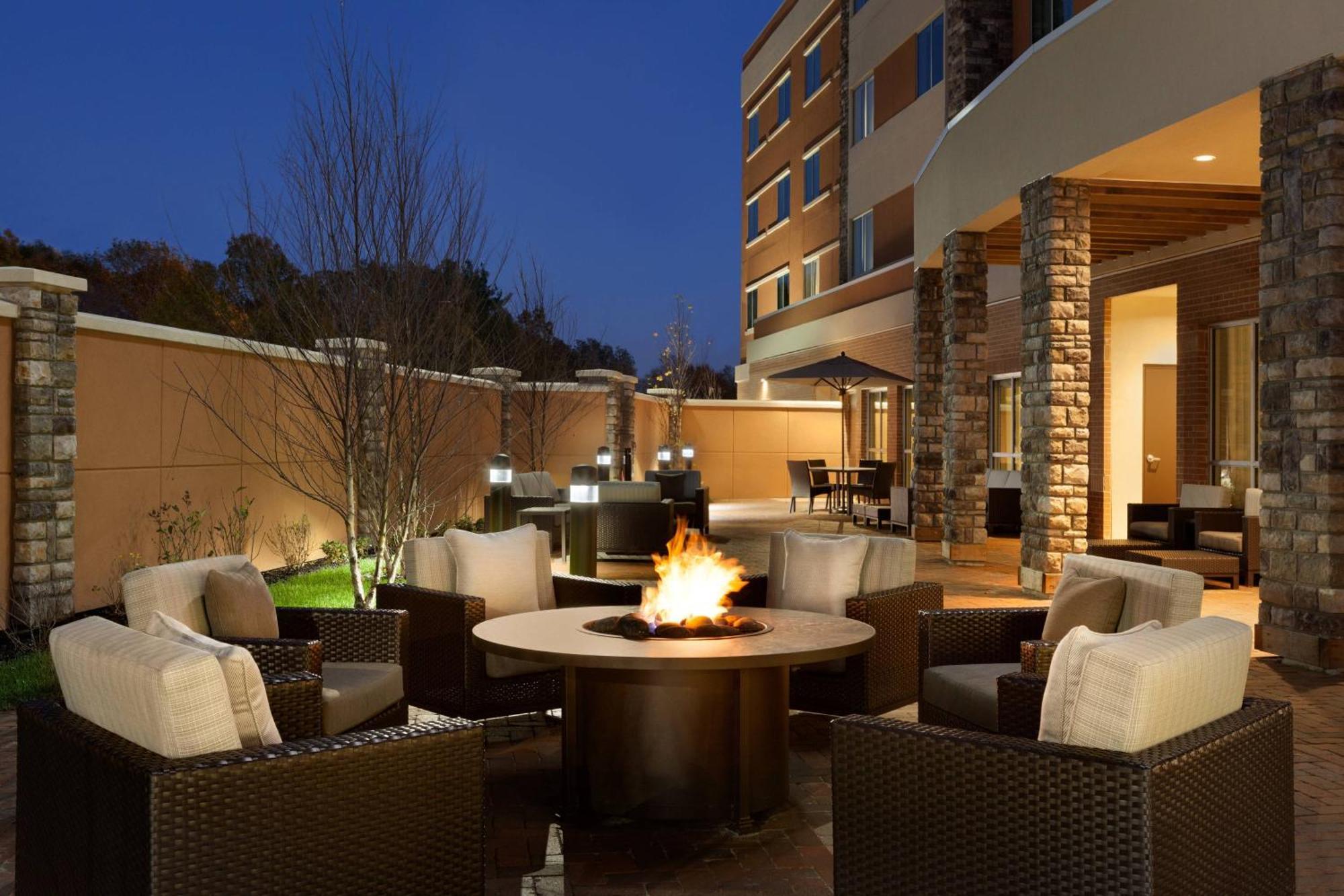 Courtyard By Marriott Boston Dedham/Westwood Hotel Buitenkant foto