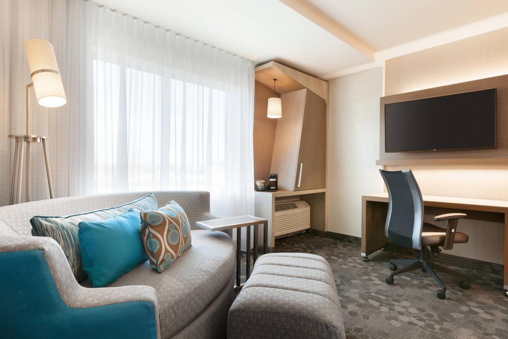 Courtyard By Marriott Boston Dedham/Westwood Hotel Buitenkant foto